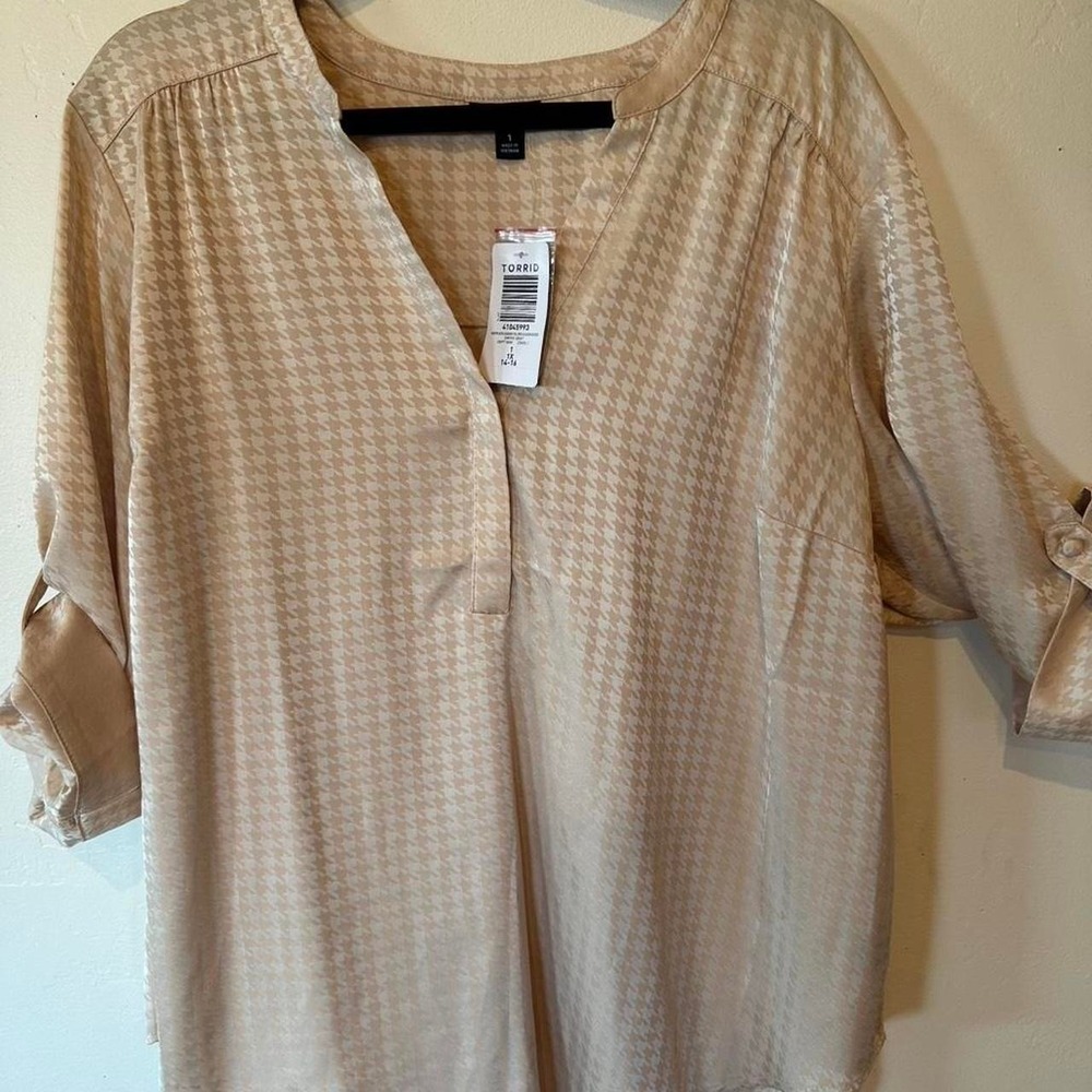 Torrid cream and tan houndstooth blouse with a work casual feel.